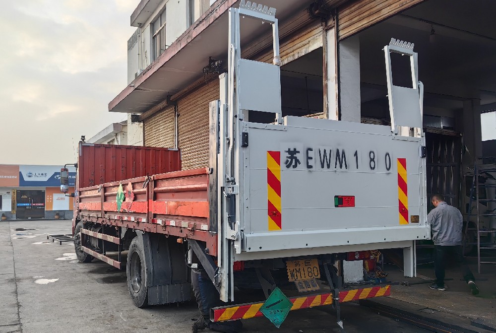 危險(xiǎn)品運(yùn)輸車（氣瓶車）